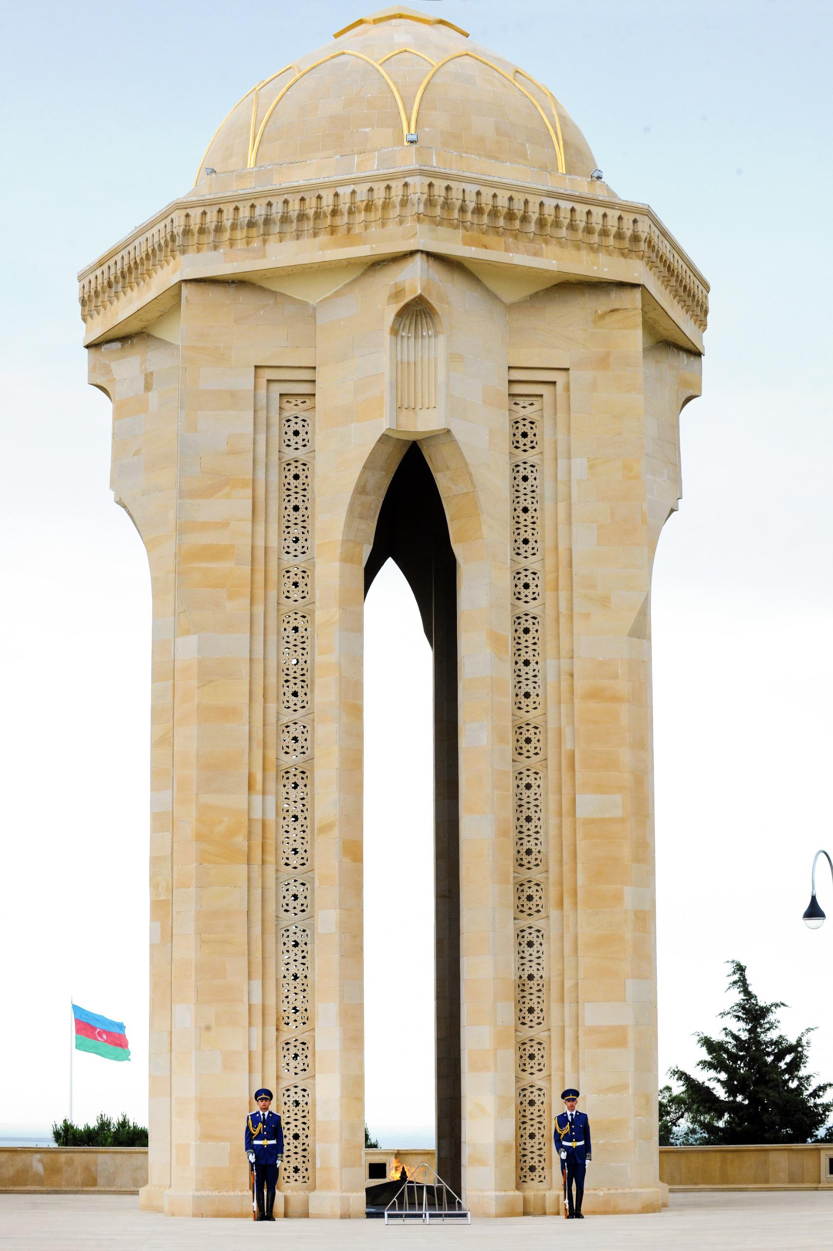 Çilili parlamentarilər Ulu Öndərin məzarını və Şəhidlər xiyabanını ziyarət ediblər (FOTO)