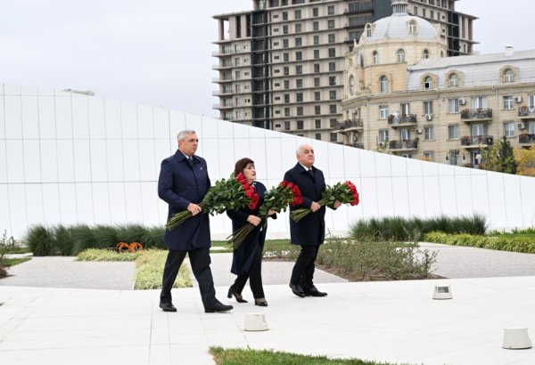 Dövlət və hökumət rəsmiləri Zəfər parkını ziyarət ediblər (FOTO/VİDEO)