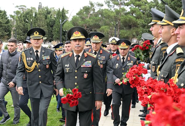 Müdafiə Nazirliyinin kollektivi şəhidlərin xatirəsini yad edib (FOTO)