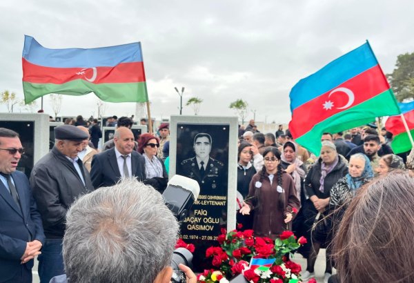 Azərbaycan xalqı qəhrəman şəhidlərini anır (FOTO)