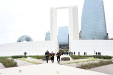 Dövlət və hökumət rəsmiləri Zəfər parkını ziyarət ediblər (FOTO/VİDEO)