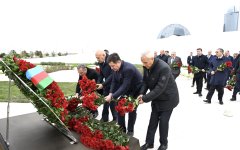 Dövlət və hökumət rəsmiləri Zəfər parkını ziyarət ediblər (FOTO/VİDEO)