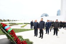 Dövlət və hökumət rəsmiləri Zəfər parkını ziyarət ediblər (FOTO/VİDEO)
