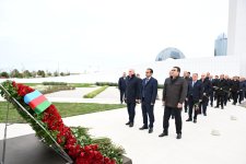 Dövlət və hökumət rəsmiləri Zəfər parkını ziyarət ediblər (FOTO/VİDEO)