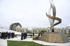 Dövlət və hökumət rəsmiləri Zəfər parkını ziyarət ediblər (FOTO/VİDEO)