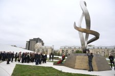 Dövlət və hökumət rəsmiləri Zəfər parkını ziyarət ediblər (FOTO/VİDEO)