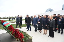 Dövlət və hökumət rəsmiləri Zəfər parkını ziyarət ediblər (FOTO/VİDEO)
