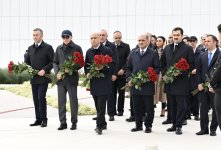 Dövlət və hökumət rəsmiləri Zəfər parkını ziyarət ediblər (FOTO/VİDEO)