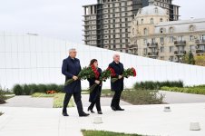 Dövlət və hökumət rəsmiləri Zəfər parkını ziyarət ediblər (FOTO/VİDEO)