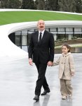 Prezident İlham Əliyev Anım Günü ilə əlaqədar Vətən müharibəsi şəhidlərinin xatirəsini bir dəqiqəlik sükutla yad edib (FOTO)