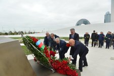 Milli Məclisin kollektivi Zəfər parkını ziyarət edib (FOTO)