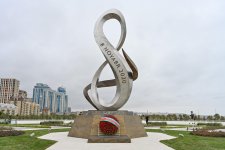 Milli Məclisin kollektivi Zəfər parkını ziyarət edib (FOTO)