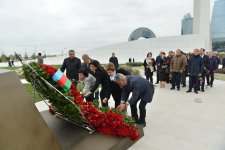 Milli Məclisin kollektivi Zəfər parkını ziyarət edib (FOTO)
