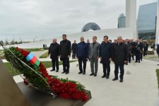 Milli Məclisin kollektivi Zəfər parkını ziyarət edib (FOTO)