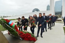 Milli Məclisin kollektivi Zəfər parkını ziyarət edib (FOTO)