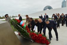 Milli Məclisin kollektivi Zəfər parkını ziyarət edib (FOTO)