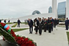 Milli Məclisin kollektivi Zəfər parkını ziyarət edib (FOTO)