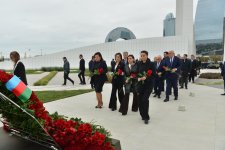 Milli Məclisin kollektivi Zəfər parkını ziyarət edib (FOTO)