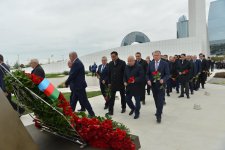 Milli Məclisin kollektivi Zəfər parkını ziyarət edib (FOTO)
