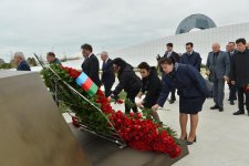 Milli Məclisin kollektivi Zəfər parkını ziyarət edib (FOTO)