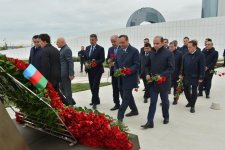 Milli Məclisin kollektivi Zəfər parkını ziyarət edib (FOTO)