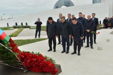 Milli Məclisin kollektivi Zəfər parkını ziyarət edib (FOTO)