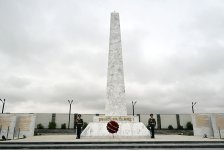 Müdafiə Nazirliyinin kollektivi şəhidlərin xatirəsini yad edib (FOTO)
