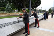 Müdafiə Nazirliyinin kollektivi şəhidlərin xatirəsini yad edib (FOTO)