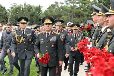 Müdafiə Nazirliyinin kollektivi şəhidlərin xatirəsini yad edib (FOTO)