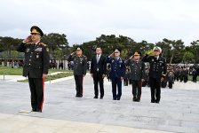 Müdafiə Nazirliyinin kollektivi şəhidlərin xatirəsini yad edib (FOTO)
