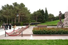 Müdafiə Nazirliyinin kollektivi şəhidlərin xatirəsini yad edib (FOTO)