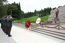 Müdafiə Nazirliyinin kollektivi şəhidlərin xatirəsini yad edib (FOTO)