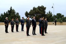Müdafiə Nazirliyinin kollektivi şəhidlərin xatirəsini yad edib (FOTO)
