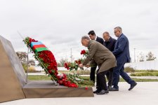 Səhiyyə Nazirliyinin rəhbərliyi və kollektivi Zəfər parkını ziyarət edib (FOTO)