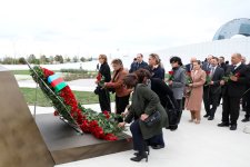 Səhiyyə Nazirliyinin rəhbərliyi və kollektivi Zəfər parkını ziyarət edib (FOTO)