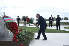 Dövlət və hökumət rəsmiləri Zəfər parkını ziyarət edirlər (FOTO)