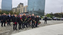 Dövlət və hökumət rəsmiləri Zəfər parkını ziyarət edirlər (FOTO)