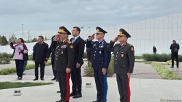 Dövlət və hökumət rəsmiləri Zəfər parkını ziyarət edirlər (FOTO)