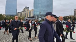 Dövlət və hökumət rəsmiləri Zəfər parkını ziyarət ediblər (FOTO/VİDEO)