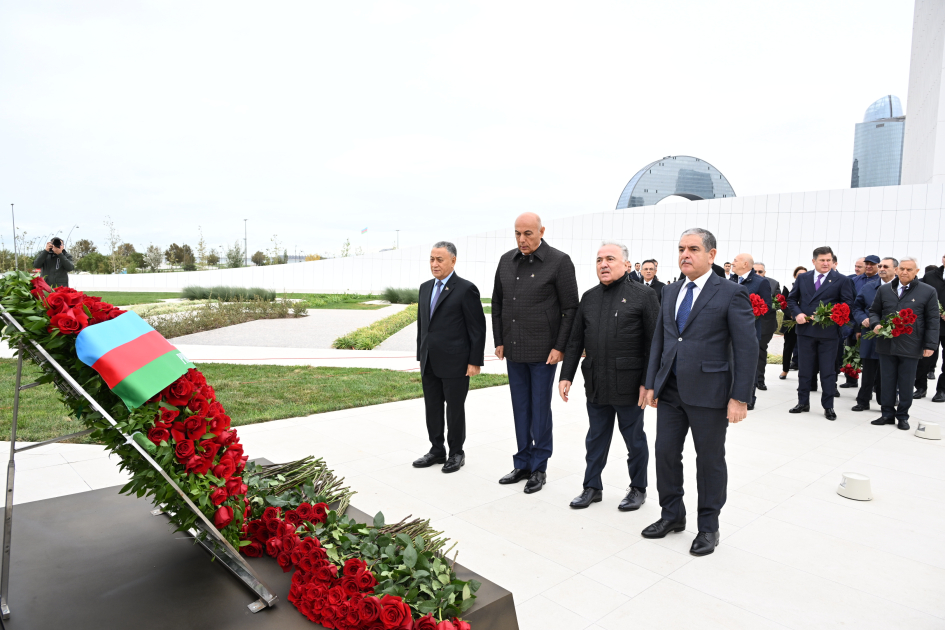 Dövlət və hökumət rəsmiləri Zəfər parkını ziyarət ediblər (FOTO/VİDEO)