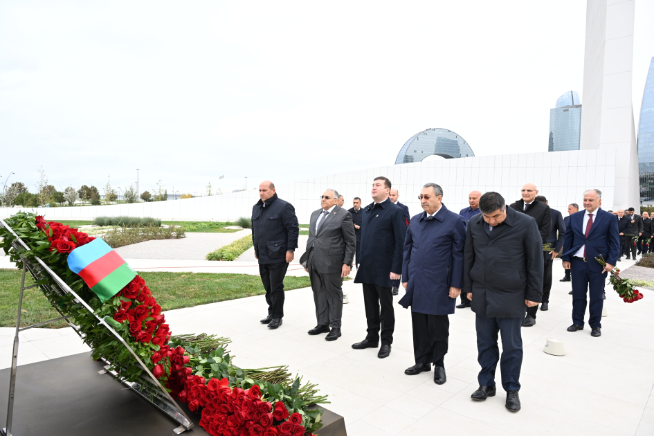 Dövlət və hökumət rəsmiləri Zəfər parkını ziyarət ediblər (FOTO/VİDEO)