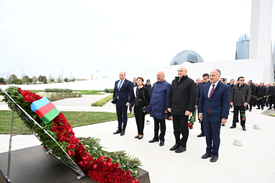 Dövlət və hökumət rəsmiləri Zəfər parkını ziyarət ediblər (FOTO/VİDEO)