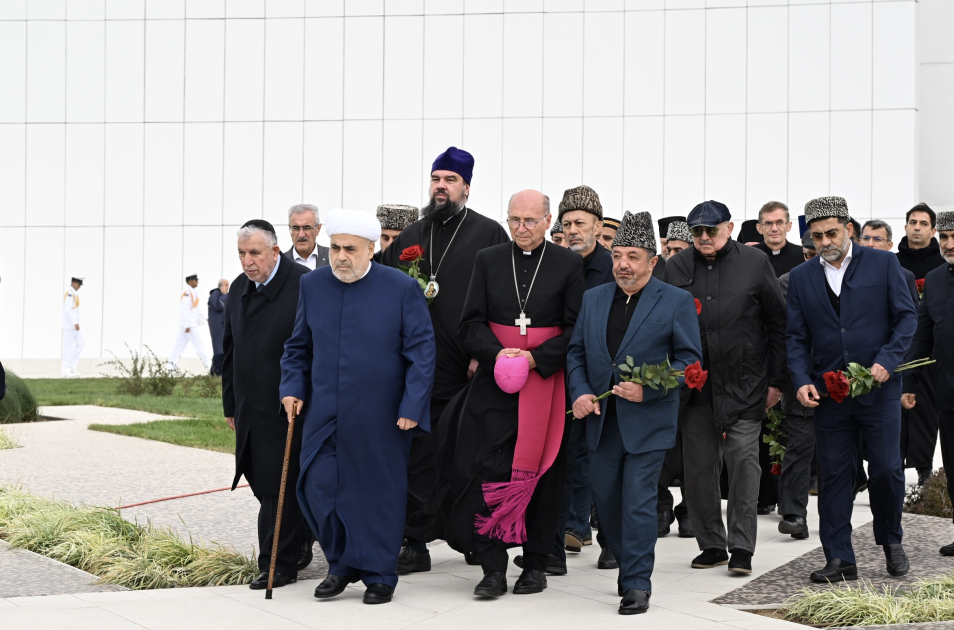 Dövlət və hökumət rəsmiləri Zəfər parkını ziyarət ediblər (FOTO/VİDEO)