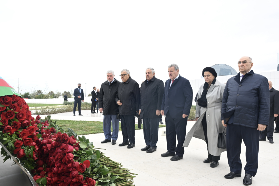 Dövlət və hökumət rəsmiləri Zəfər parkını ziyarət ediblər (FOTO/VİDEO)