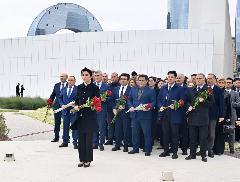 Dövlət və hökumət rəsmiləri Zəfər parkını ziyarət ediblər (FOTO/VİDEO)