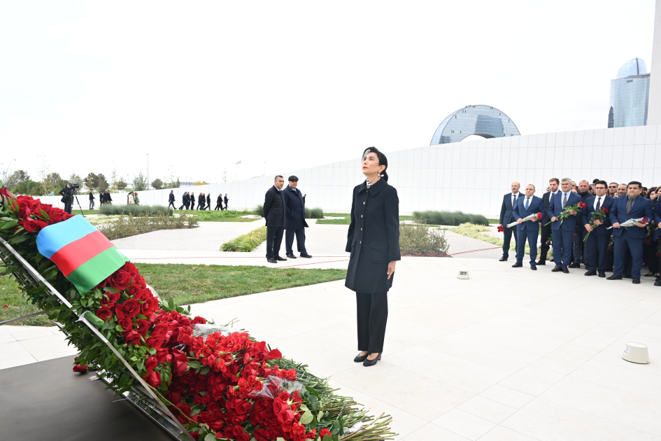Dövlət və hökumət rəsmiləri Zəfər parkını ziyarət ediblər (FOTO/VİDEO)