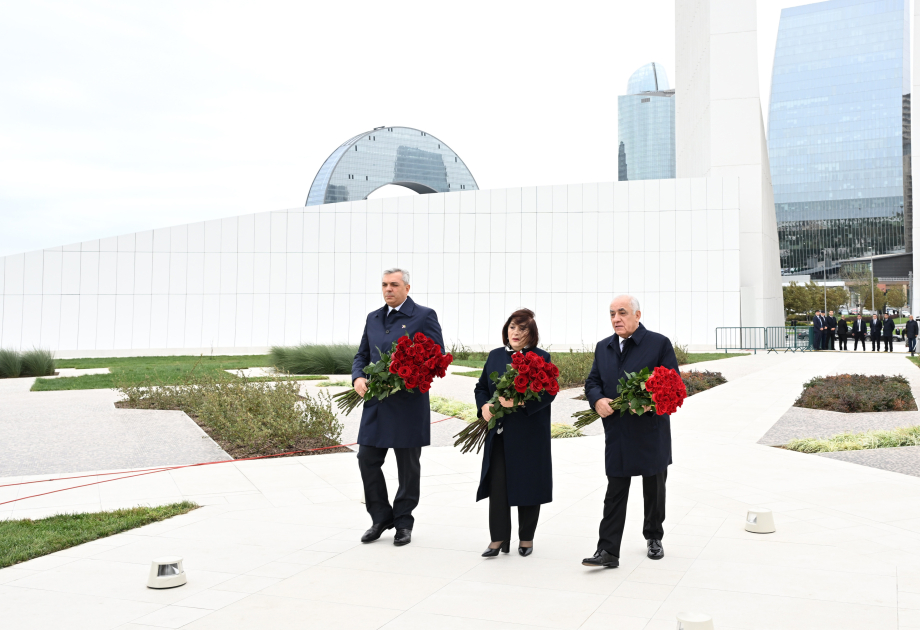 Dövlət və hökumət rəsmiləri Zəfər parkını ziyarət ediblər (FOTO/VİDEO)