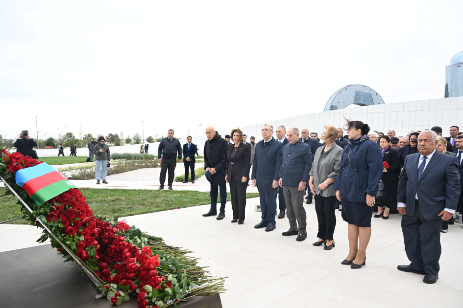 Dövlət və hökumət rəsmiləri Zəfər parkını ziyarət ediblər (FOTO/VİDEO)