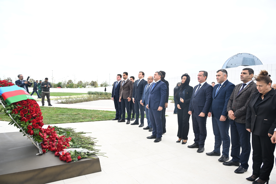 Dövlət və hökumət rəsmiləri Zəfər parkını ziyarət ediblər (FOTO/VİDEO)