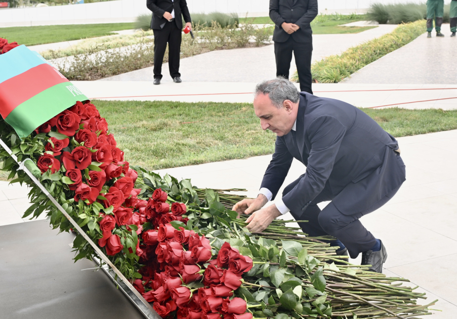 Dövlət və hökumət rəsmiləri Zəfər parkını ziyarət ediblər (FOTO/VİDEO)